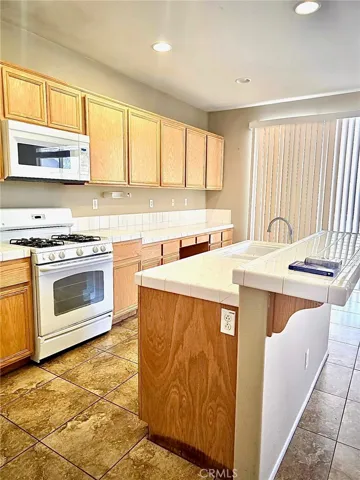 13377 Porter Creek Street, Oak Hills, California 92344