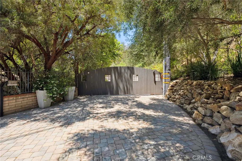 24311 Sylvan Glen Road, Calabasas, California 91302 home-pic-2
