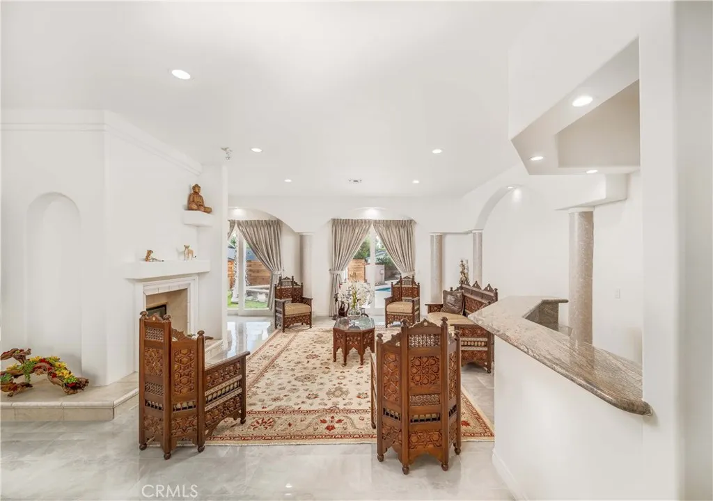 5206 Topeka Drive, Tarzana, California 91356 home-pic-2