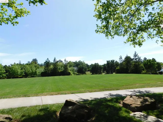 1811 Velvetleaf Ln, Santa Rosa, California 95404