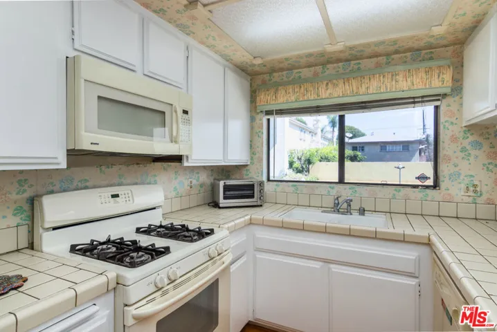 no more wallpaper in person!