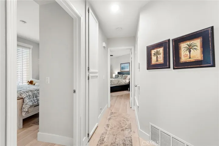 Longer hallway that offers generous spacing between the primary and secondary bedrooms.