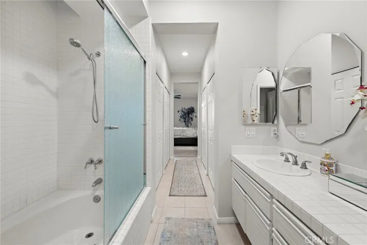 Versatile tub-shower combo for added comfort and convenience.