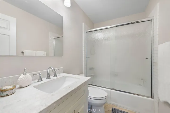 Features a convenient tub-shower combination.