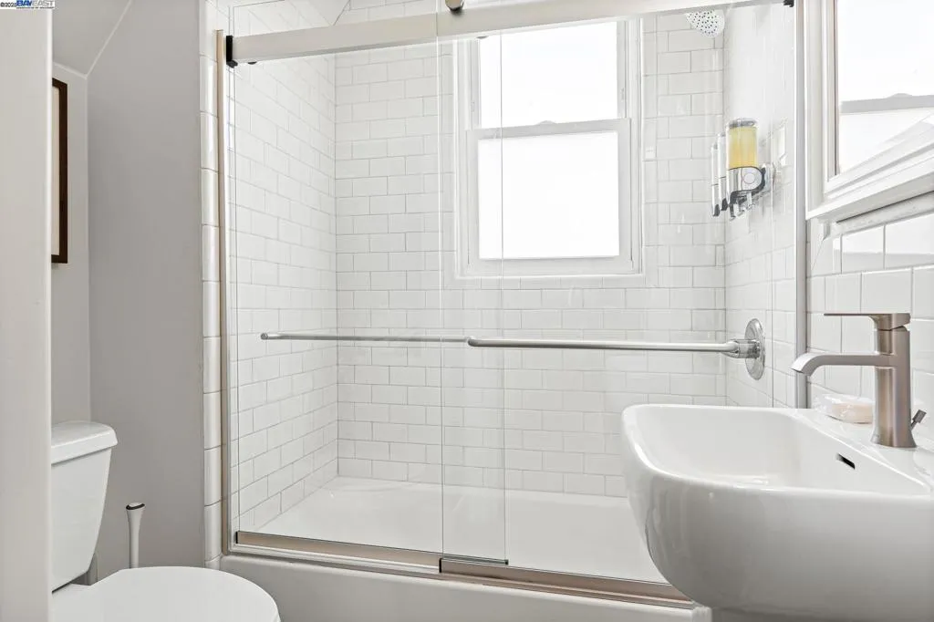 2207 E 21st St, Oakland, California 94606 home-pic-25