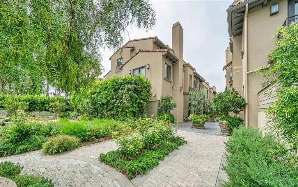 823 S Bundy Drive 110, Los Angeles, California 90049 home-pic-1