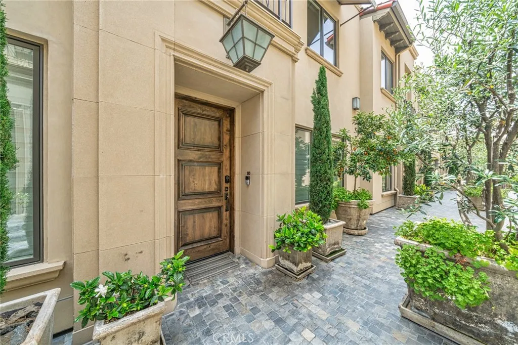 823 S Bundy Drive 110, Los Angeles, California 90049 home-pic-4