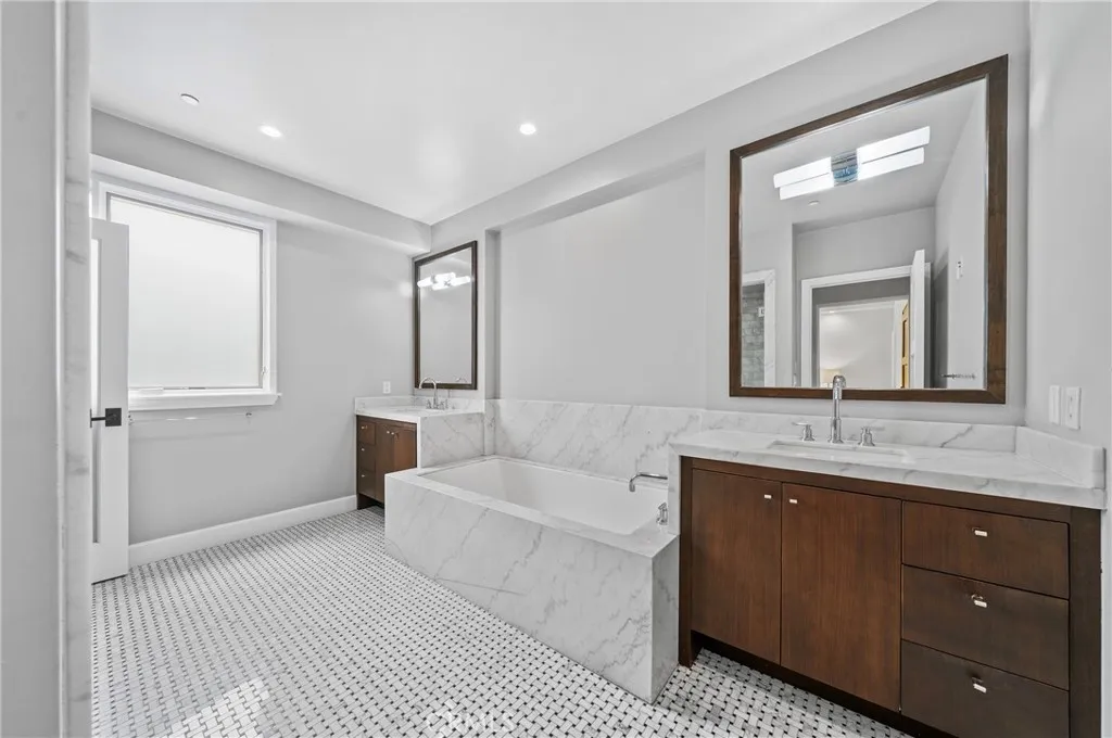 823 S Bundy Drive 110, Los Angeles, California 90049 home-pic-29