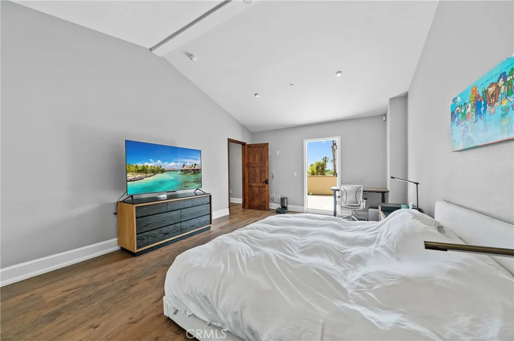 823 S Bundy Drive 110, Los Angeles, California 90049 home-pic-44