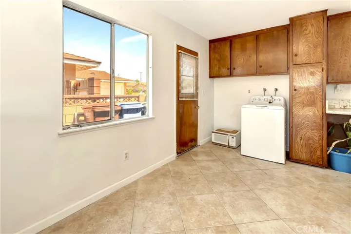 dining area/laundry