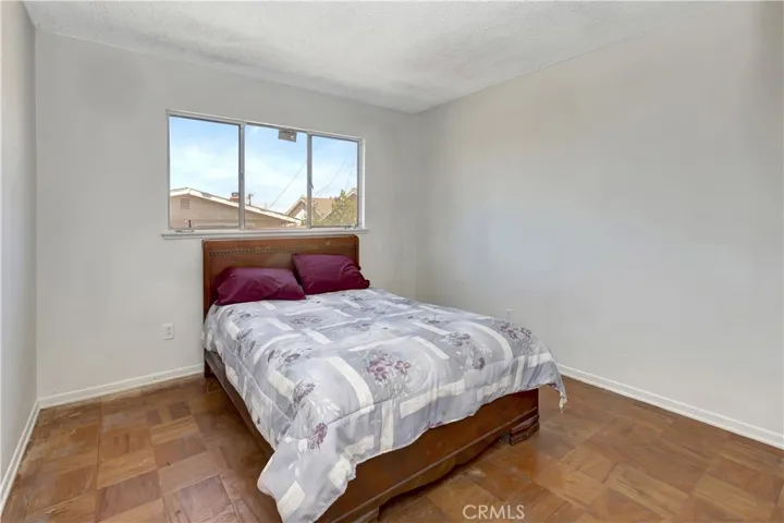 1st bedroom queen size