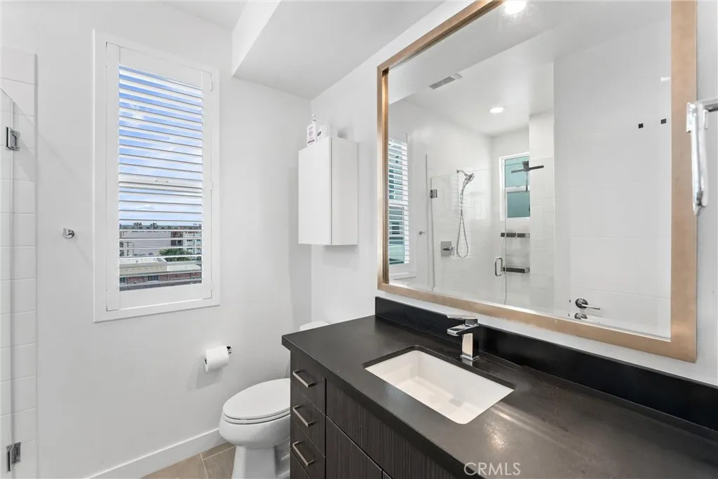 206 Alamo Court, Long Beach, California 90802 home-pic-15