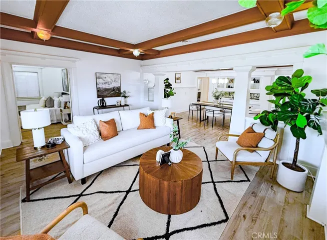 Front Unit Living room