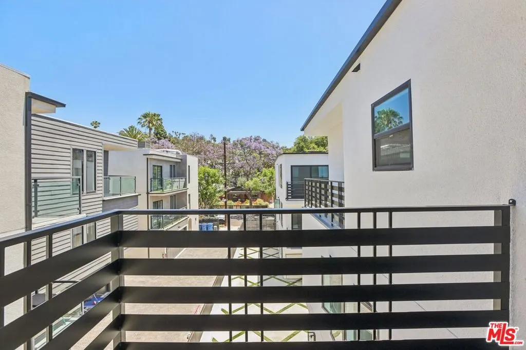 2111 1/2 Holly Drive, Los Angeles, California 90068 home-pic-37