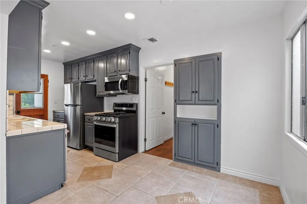 5183 Inglewood Boulevard, Culver City, California 90230, 2 Bedrooms Bedrooms, ,2 BathroomsBathrooms,Residential Lease,For Rent,Inglewood,SB25131119