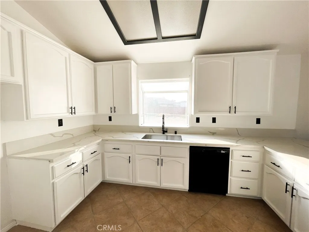 22236 Fox Ave, Apple Valley, California 92307 home-pic-2