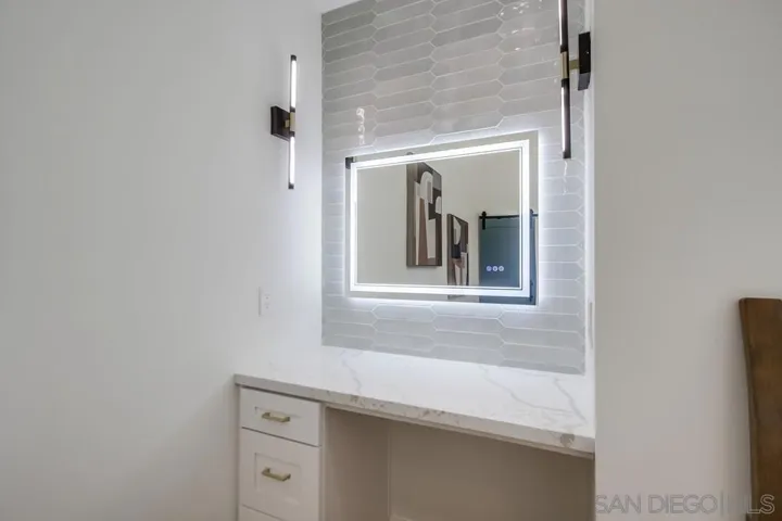 175 Bronze Way, Vista, California 92083