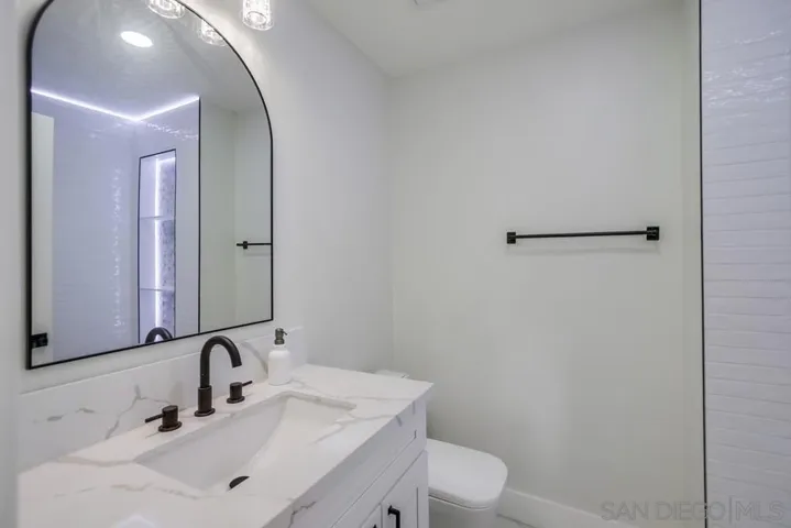 175 Bronze Way, Vista, California 92083