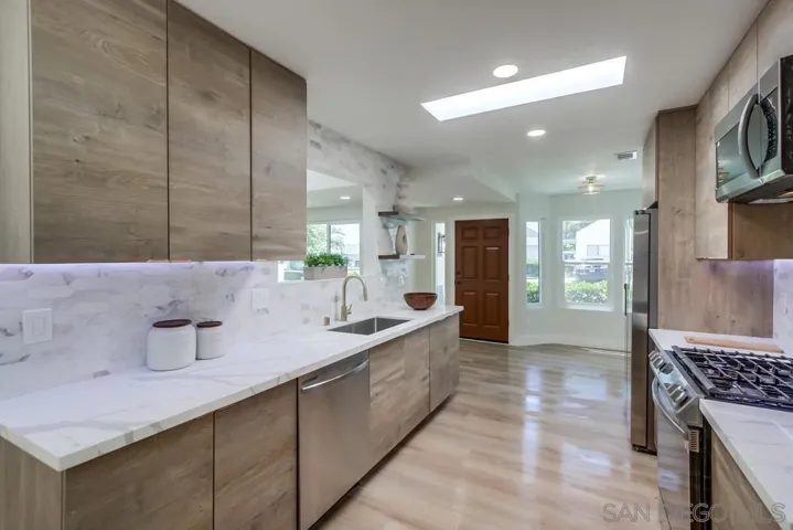 175 Bronze Way, Vista, California 92083