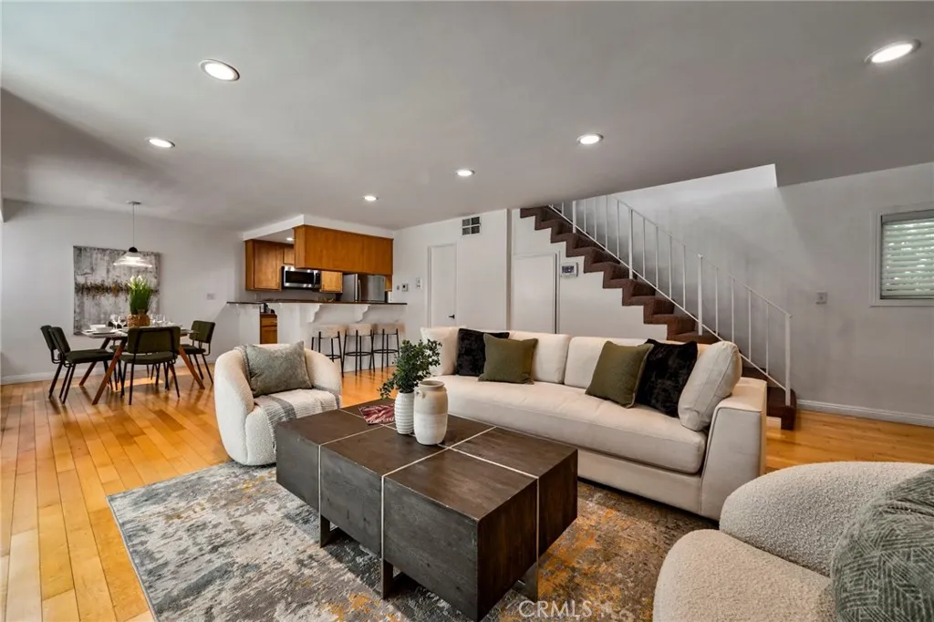 11100 Acama Street 16, Studio City, California 91602 home-pic-1
