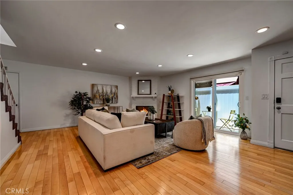 11100 Acama Street 16, Studio City, California 91602 home-pic-3