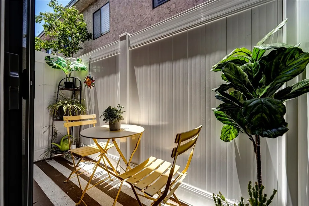 11100 Acama Street 16, Studio City, California 91602 home-pic-4
