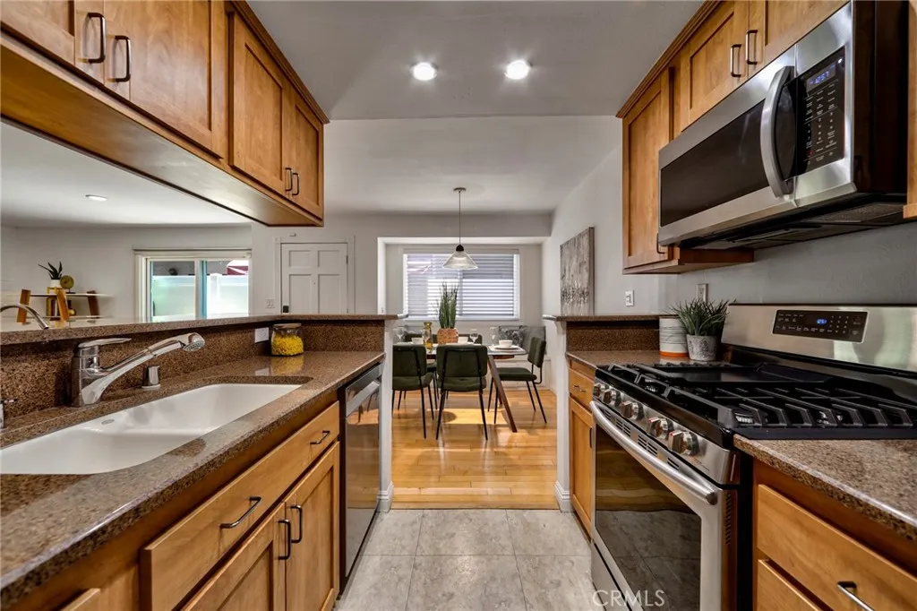 11100 Acama Street 16, Studio City, California 91602 home-pic-10
