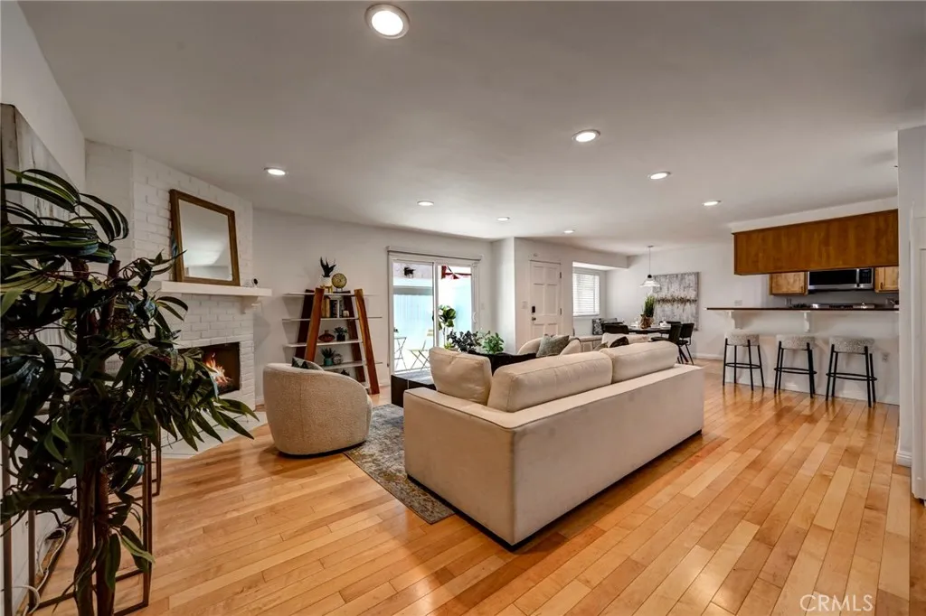 11100 Acama Street 16, Studio City, California 91602 home-pic-2