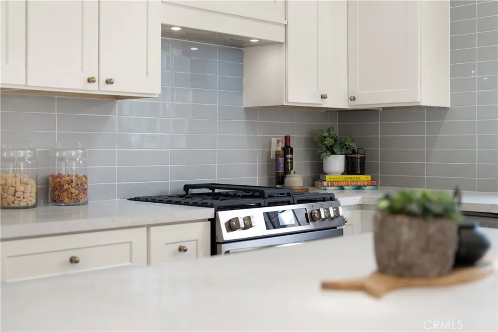 5732 Hillcrest Drive, Los Angeles, California 90043 home-pic-16