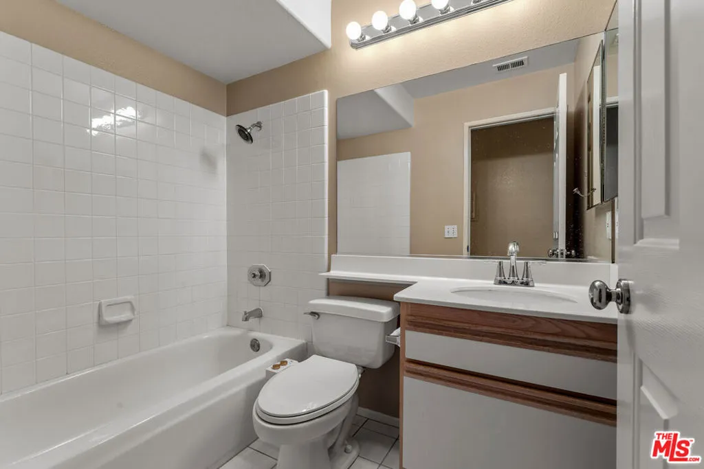 1010 S Farralon Lane, Anaheim, California 92808 home-pic-15