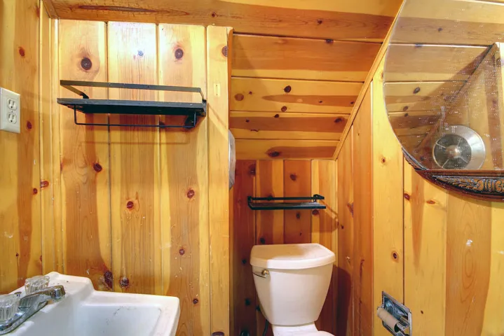 upper-bathroom_54602690371_o