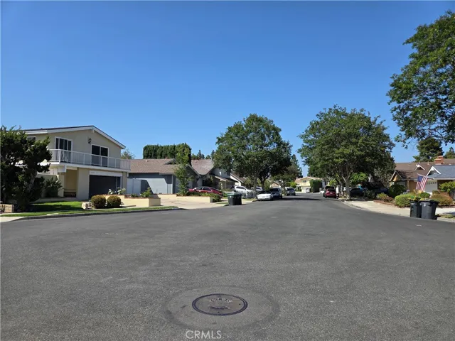 Cul-de-sac street view