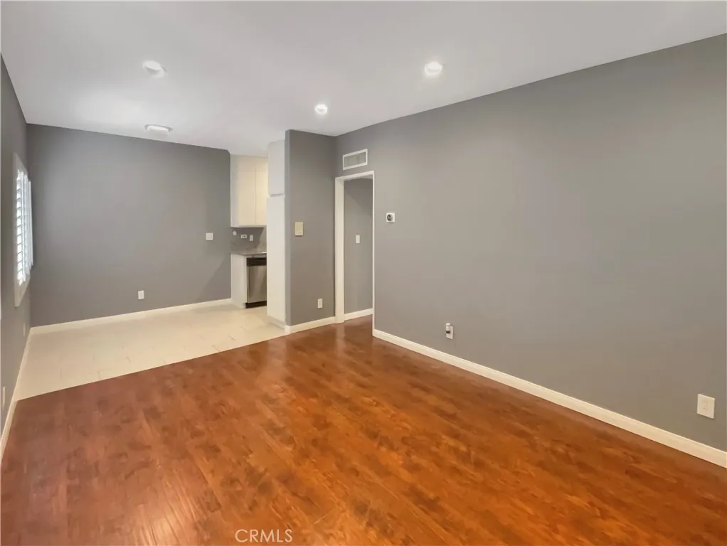 14560 Clark Street 202, Sherman Oaks, California 91411 home-pic-2