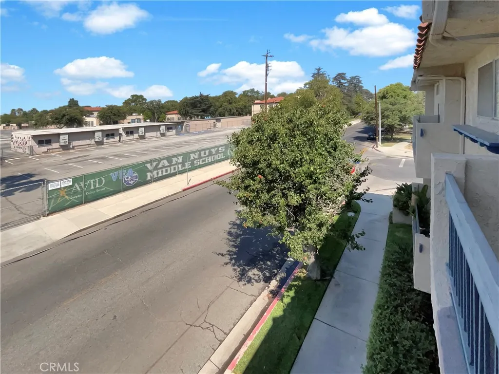14560 Clark Street 202, Sherman Oaks, California 91411 home-pic-17