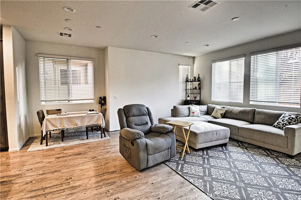 202 Bay Laurel Court, Vista, California 92083 home-pic-2