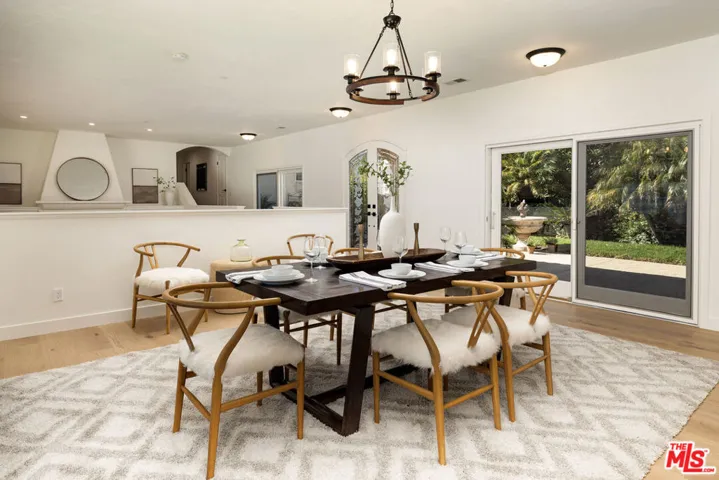 Dining Room  also has courtyar