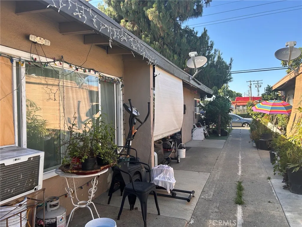 2718 W Mcfadden Avenue, Santa Ana, California 92704, ,Residential Income,For Sale,Mcfadden,OC25138368