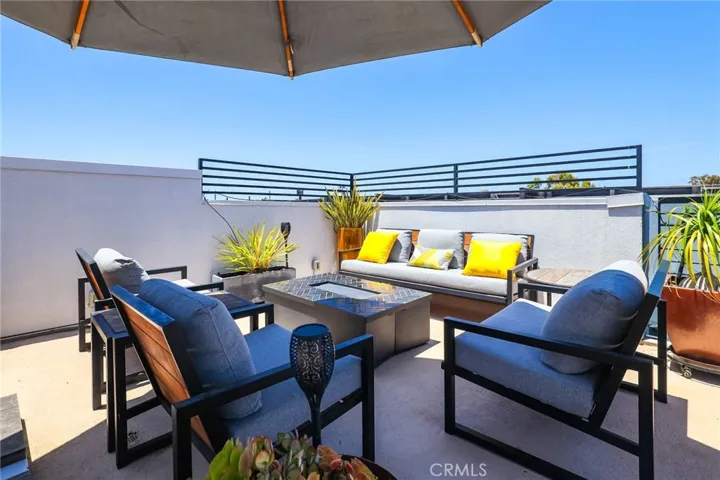 ample sitting areas