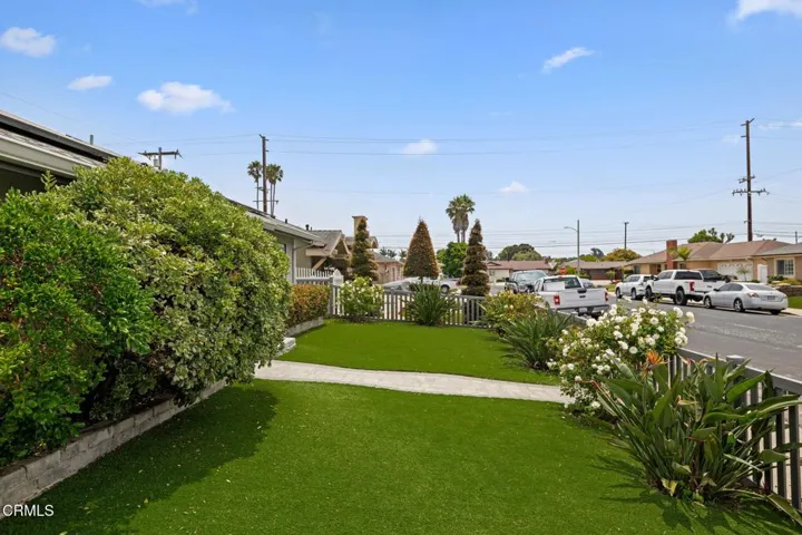 04 - Front Yard