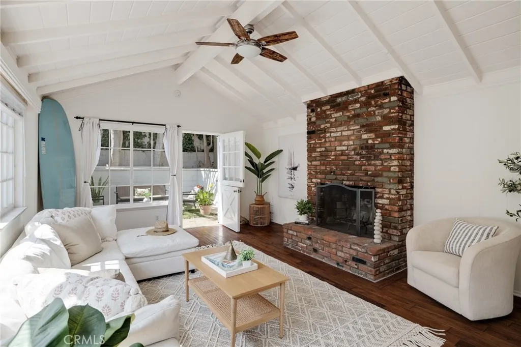 525 Manhattan Beach Boulevard, Manhattan Beach, California 90266, 2 Bedrooms Bedrooms, ,1 BathroomBathrooms,Residential,For Sale,Manhattan Beach,SB25139991