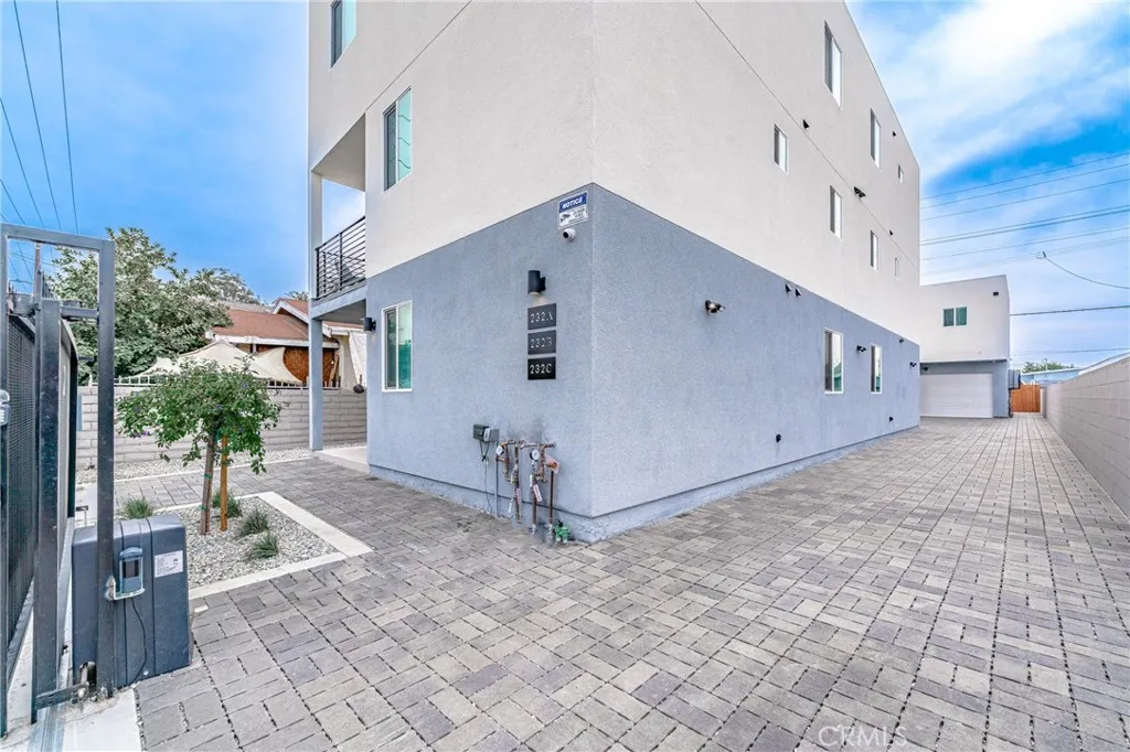 232 E Gage Avenue A, Los Angeles, California 90003 home-pic-3