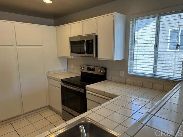 930 Via Mil Cumbres, Solana Beach, California 92075