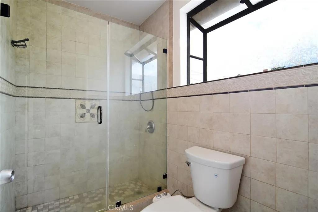 19324 Victory Boulevard, Reseda, California 91335 home-pic-13