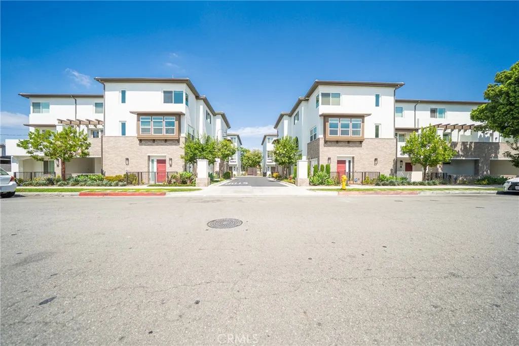 117 N 5th Street B, Montebello, California 90640, 2 Bedrooms Bedrooms, ,3 BathroomsBathrooms,Residential,For Sale,5th,SR25140999