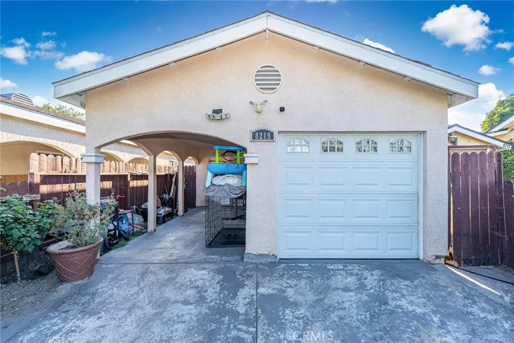 8219 Crockett Boulevard, Los Angeles, California 90001 home-pic-1