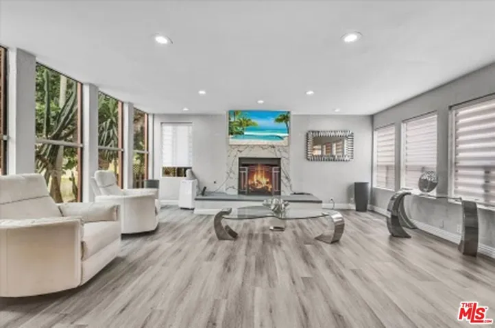 3809 Esplanade, Los Angeles, California 90292