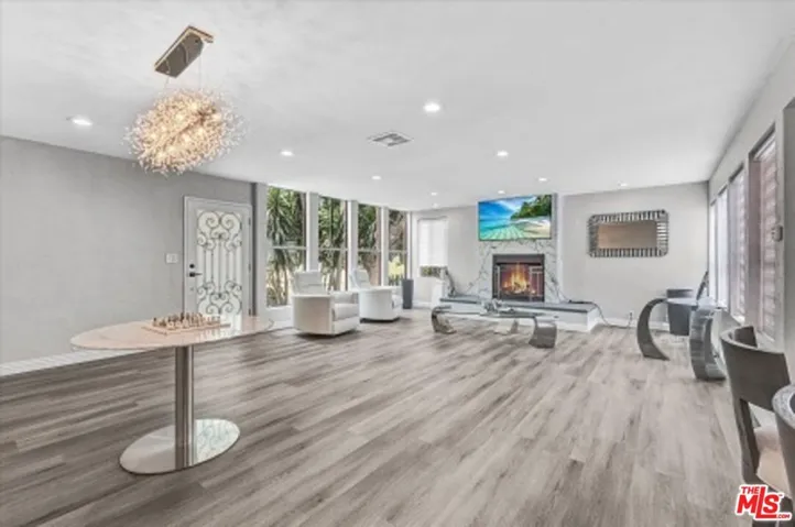 3809 Esplanade, Los Angeles, California 90292