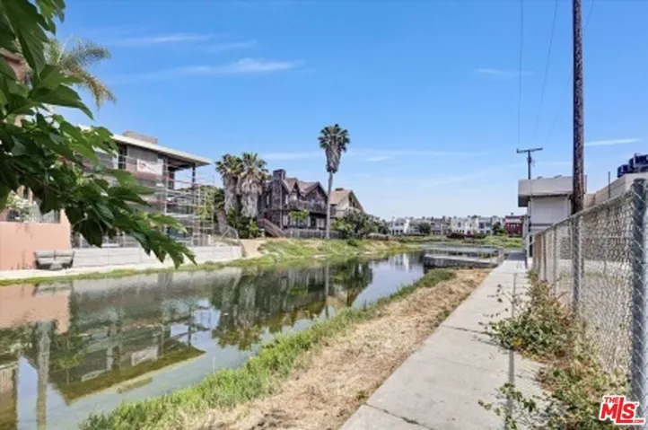 3809 Esplanade, Los Angeles, California 90292