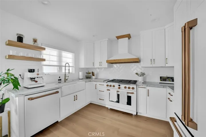 Light and bright kitchen
