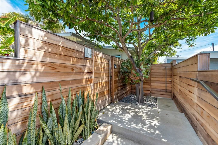 239 Fairview Street, Laguna Beach, California 92651